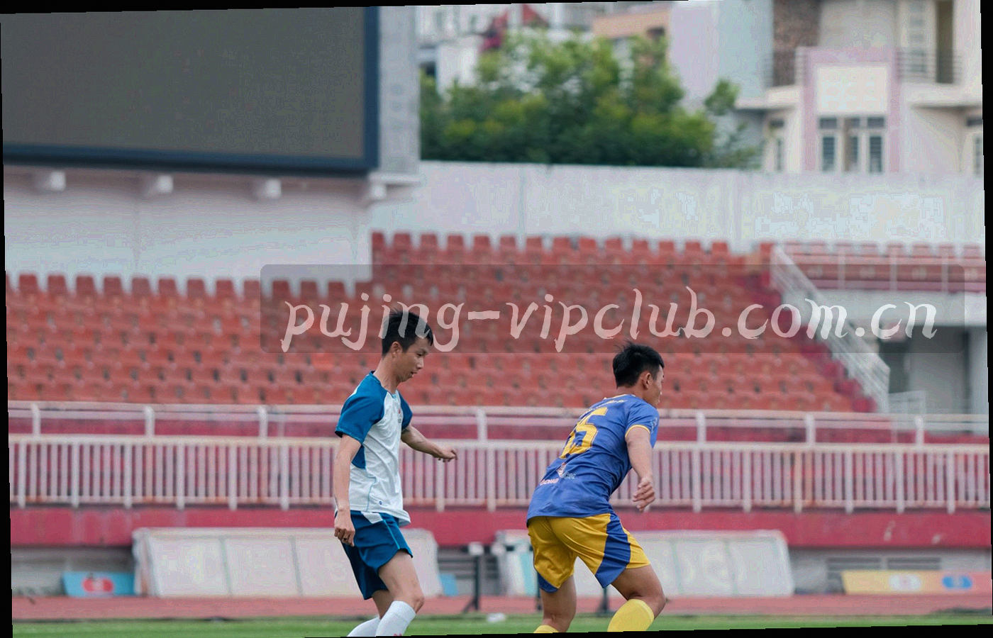 维修工程师在设备旁展开检测仪表，手电光聚焦于故障部位，低角度冷调